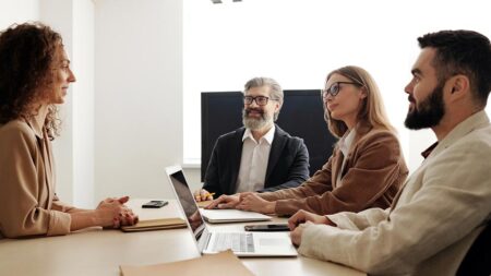 Каква е връзката между длъжностната характеристика и намирането на нови служители?