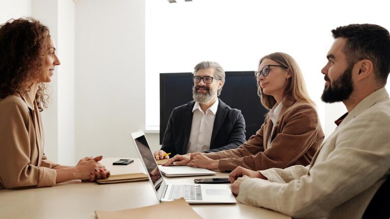 Каква е връзката между длъжностната характеристика и намирането на нови служители?