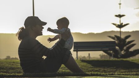 Как майка с малко дете да търси работа