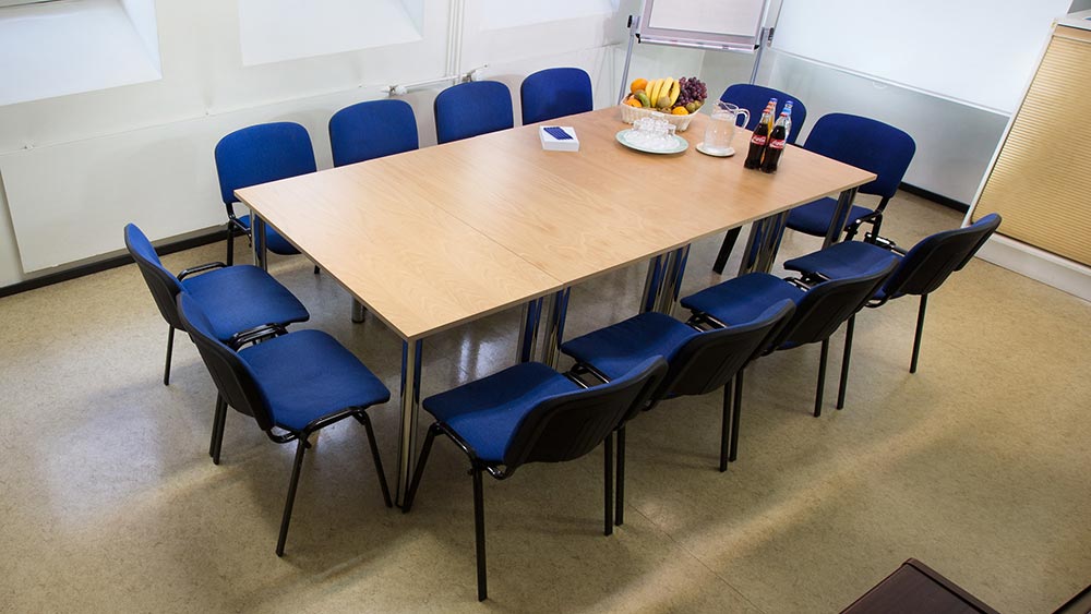 Какви сме в работата според мястото ни около масата по време на работна среща?