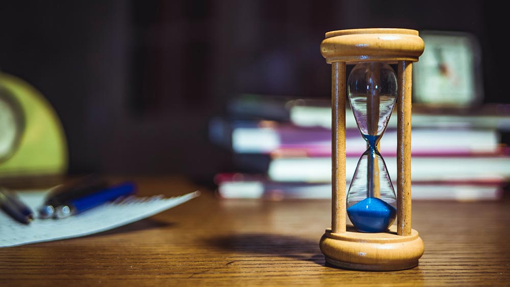 Не е ли време да се захванеш сериозно за работа? Не е ли време да се захванеш сериозно за работа?