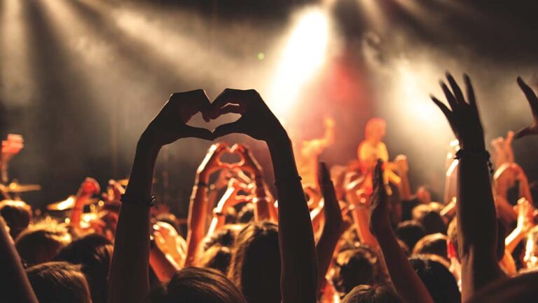 Пирамида на фенството