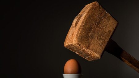 Как се упражнява власт чрез принуда и дисциплинарни мерки